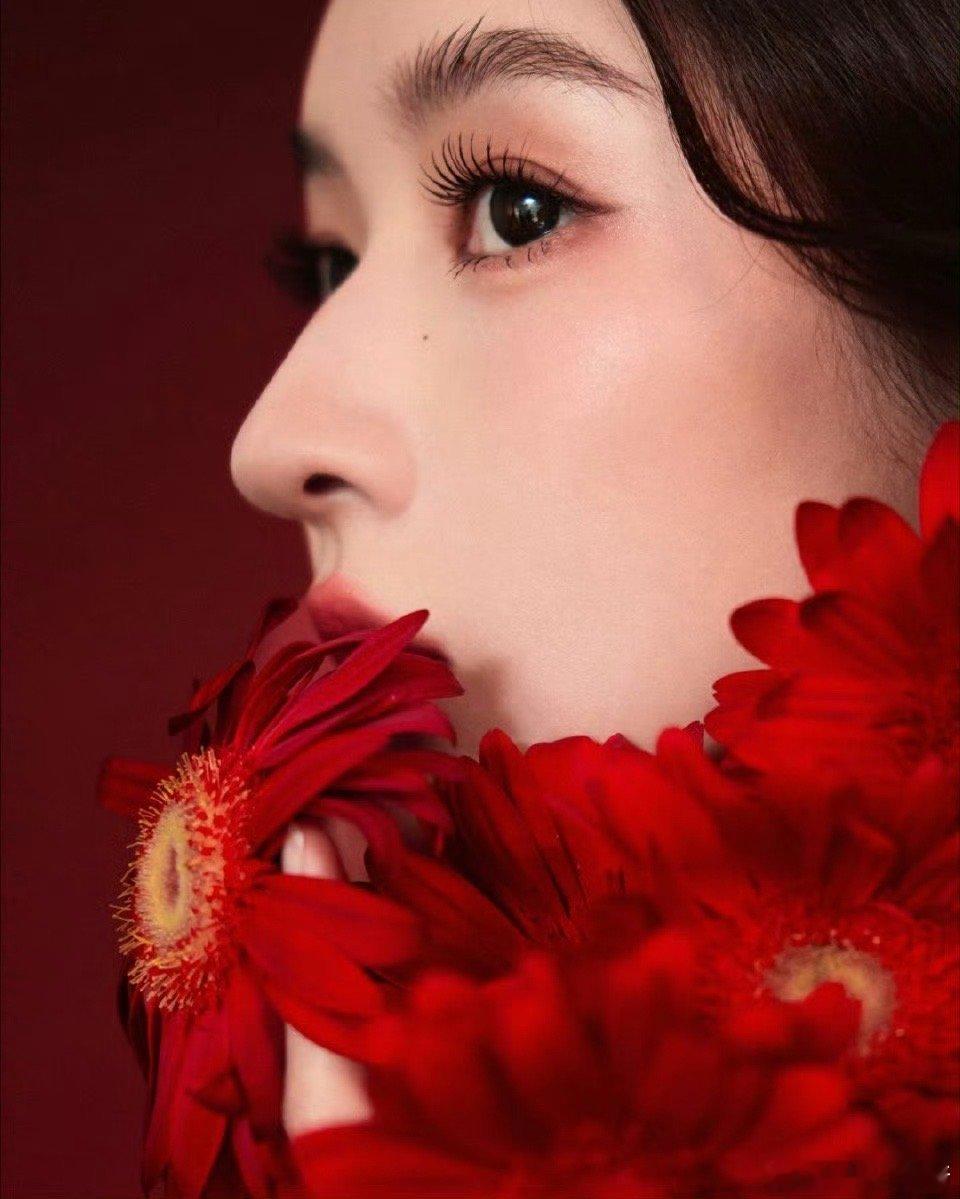 王玉雯热烈太阳花 王玉雯红裙造型美出圈！露肩长裙勾勒身段，雪肤红裙相衬，热烈明媚
