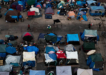 【求是网钟言文章：#斩杀线上的美国政治困局#】1月4日晚，求是网发布署名为“钟言