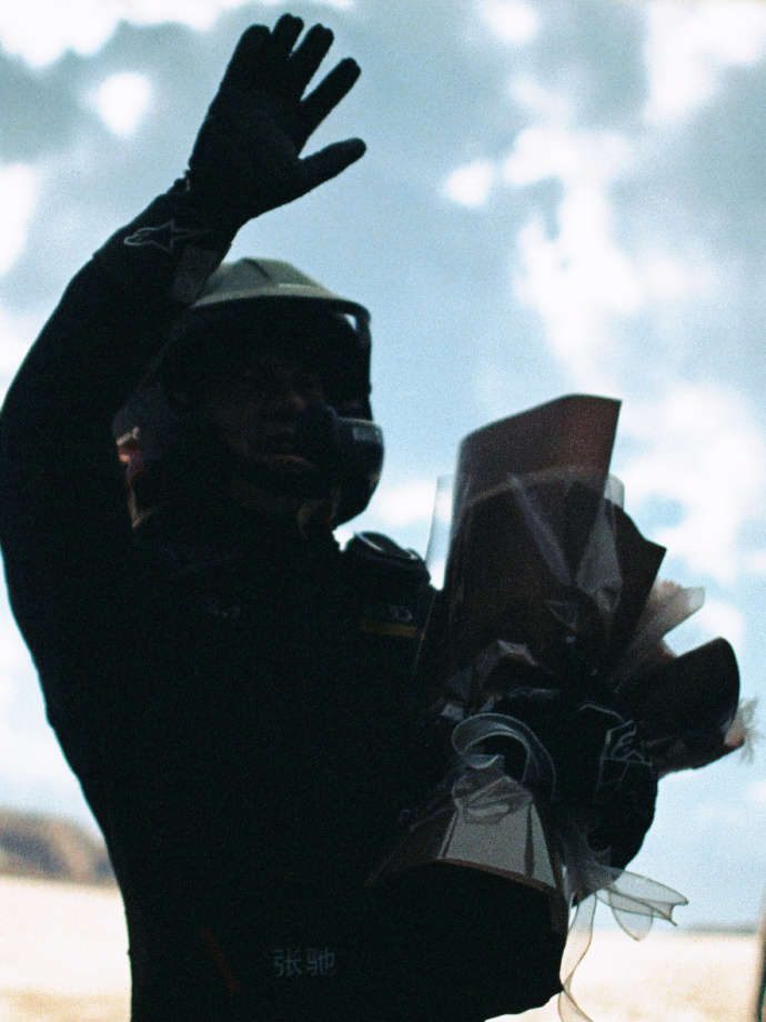 范丞丞拿老鼠干戳沈腾鼻孔笑到捶桌！沈腾答题卡壳还没抢答权，惨遭范丞丞老鼠干“精准