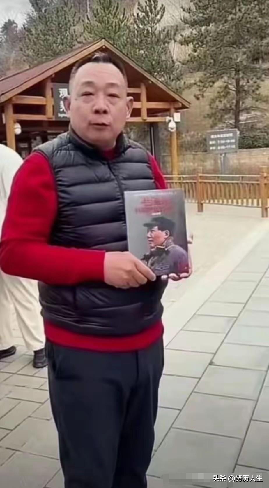 当我看到于东来手捧毛主席像的时候，好感顿增。
于东来把账上40多亿利润分配给内部