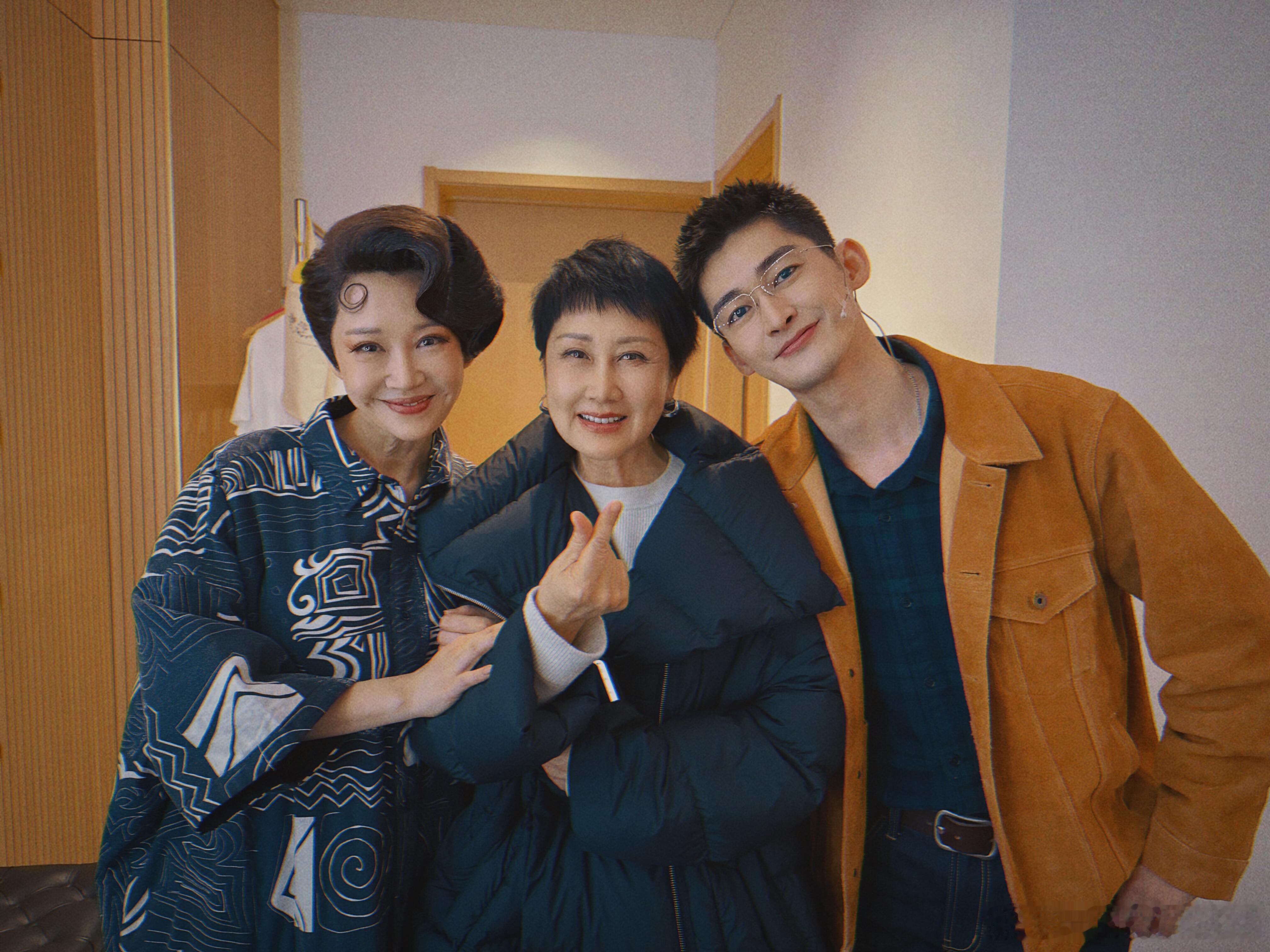 张凯丽去看话剧《如梦之梦》晒合照，不是说那谁被fs看么