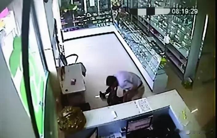 “谁还敢做好人？”辽宁，一72岁老太到诊所买药时，突然昏倒没了呼吸，村医急忙进行