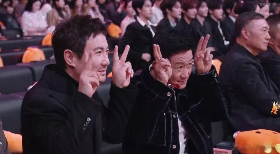 我申请和吴京坐一桌 微博之夜吴京这桌也太欢乐了！全程松弛感拉满，左聊右侃社交能量