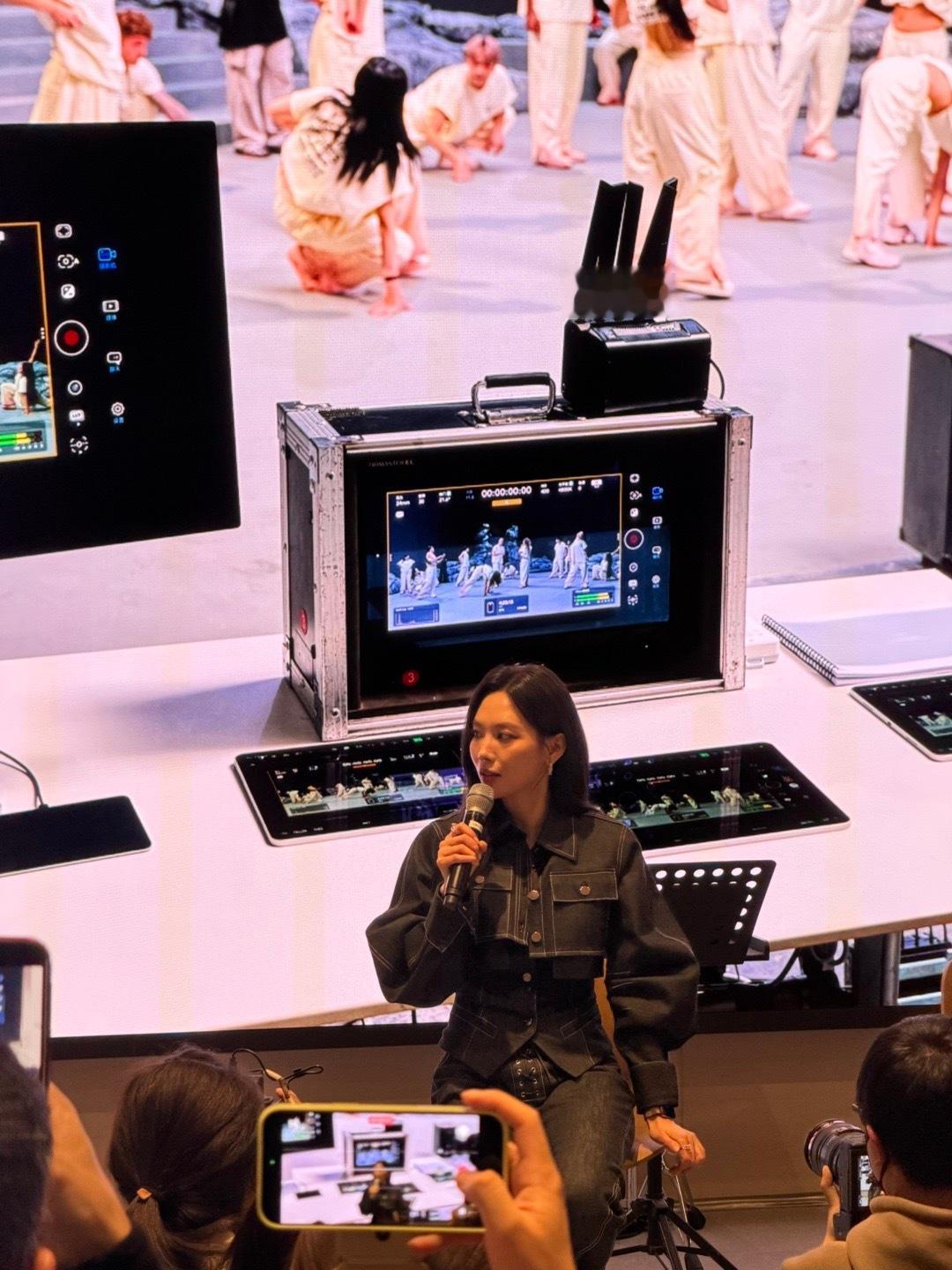 今天是撞大运了吗！逛Apple 三里屯竟然偶遇她还小小剧透一下马上要出的最新单曲