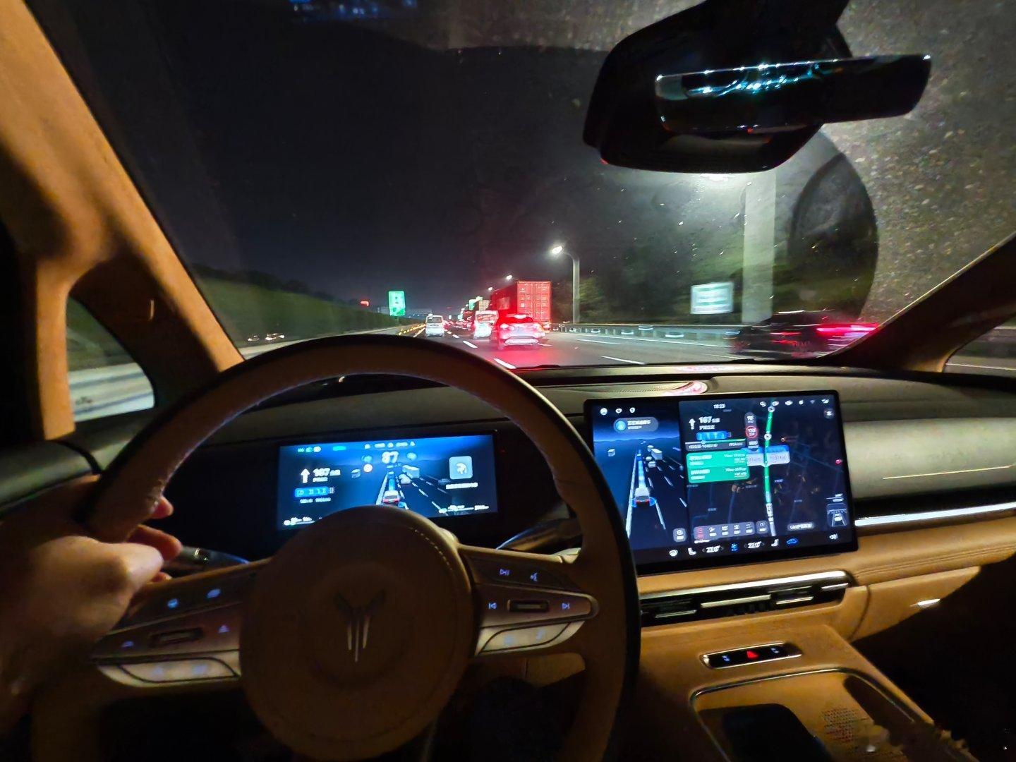 陪领导跨城出差的最佳选择——带华为乾崑智驾的岚图梦想家，原因如下：1.你可以厚脸