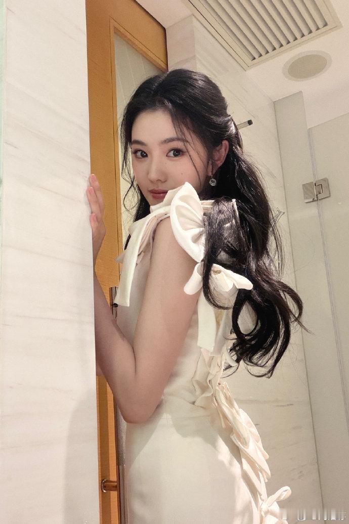 刘浩存白裙半扎发造型 白裙配半扎发，温柔氛围感绝了！刘浩存这个发型显脸小又精致，