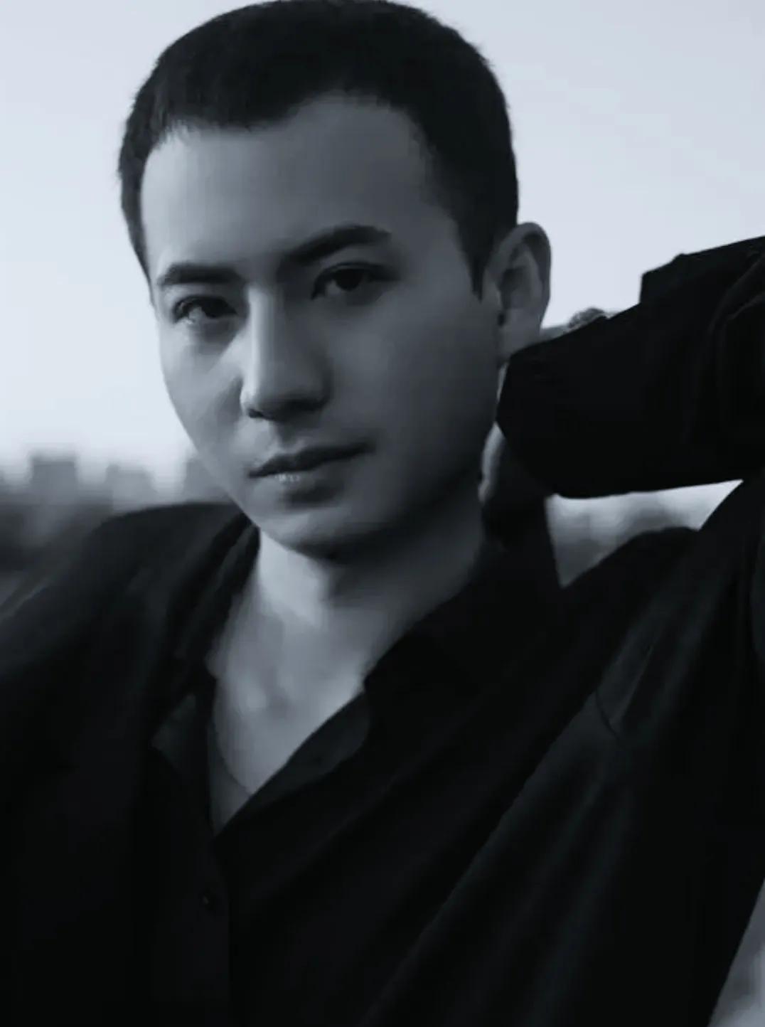 远离消耗你的男人！
1、自私男
没有担当、不上进、没底线、心胸
狭窄、遇事推卸责