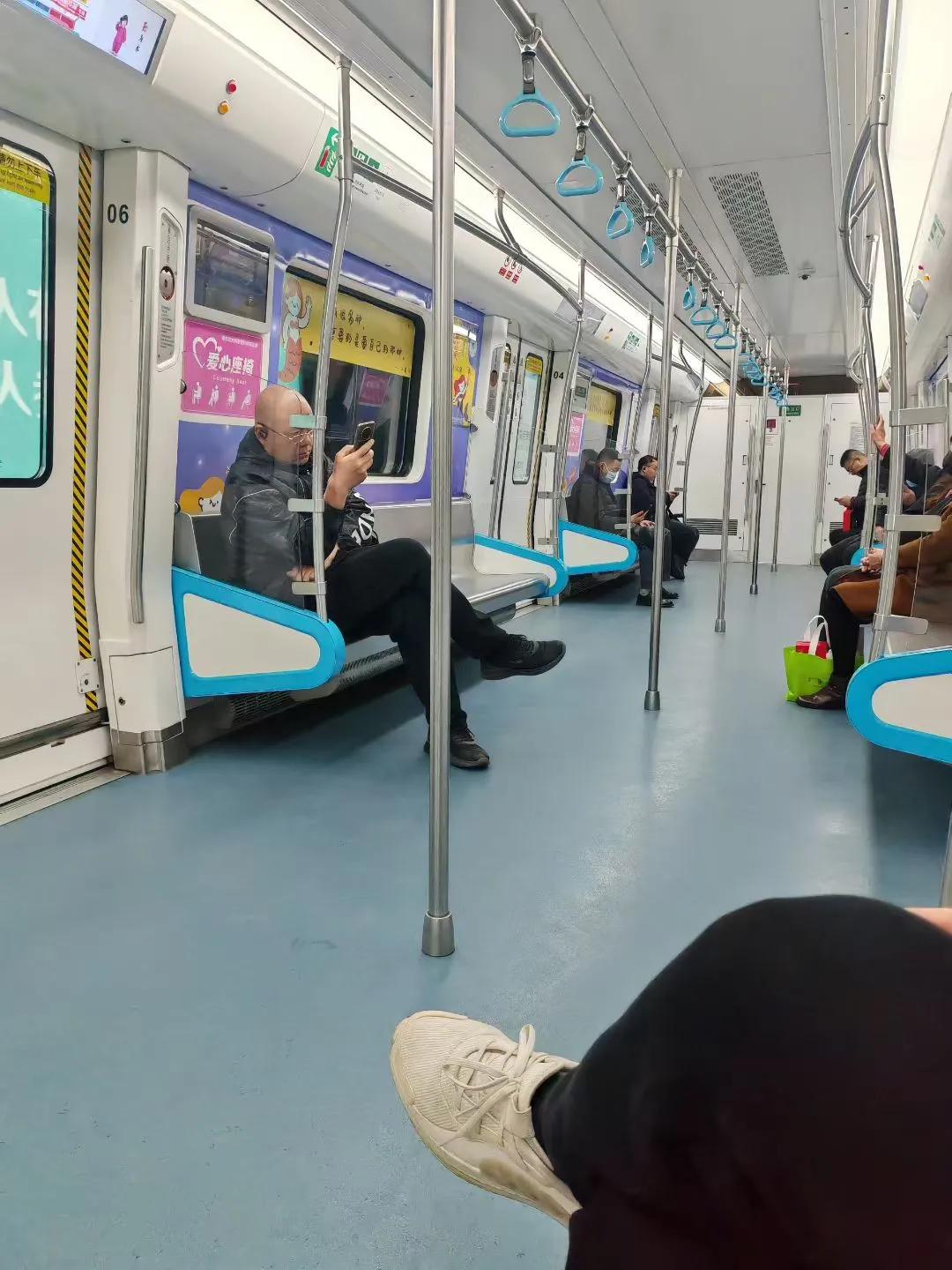 乘地铁，去赴宴，豪华，豪迈，气派[呲牙]地铁即景 地铁检票 坐地铁回娘家 地铁走