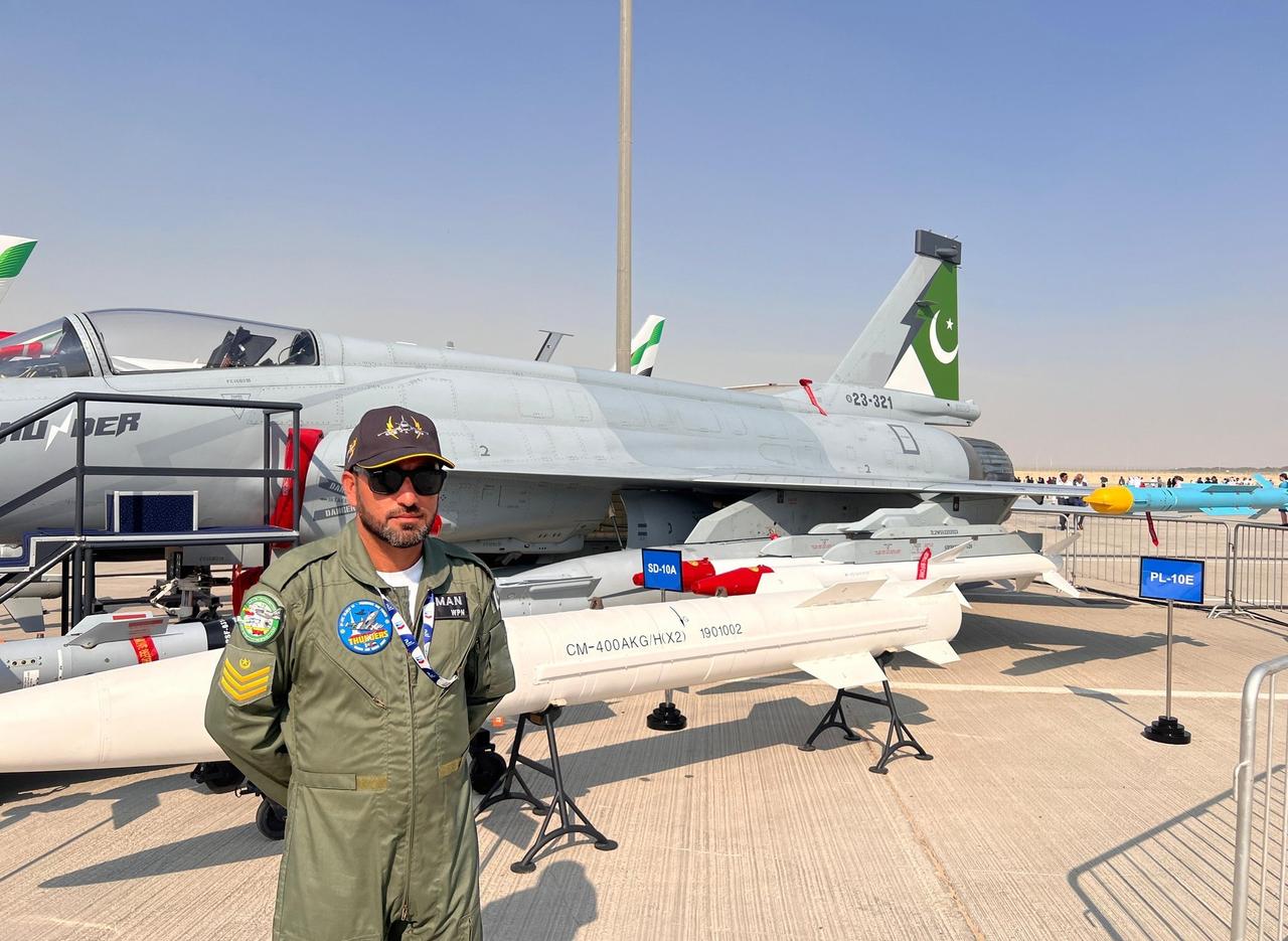 迪拜航展现场，巴基斯坦空军的JF-17C战斗机组图。 ​