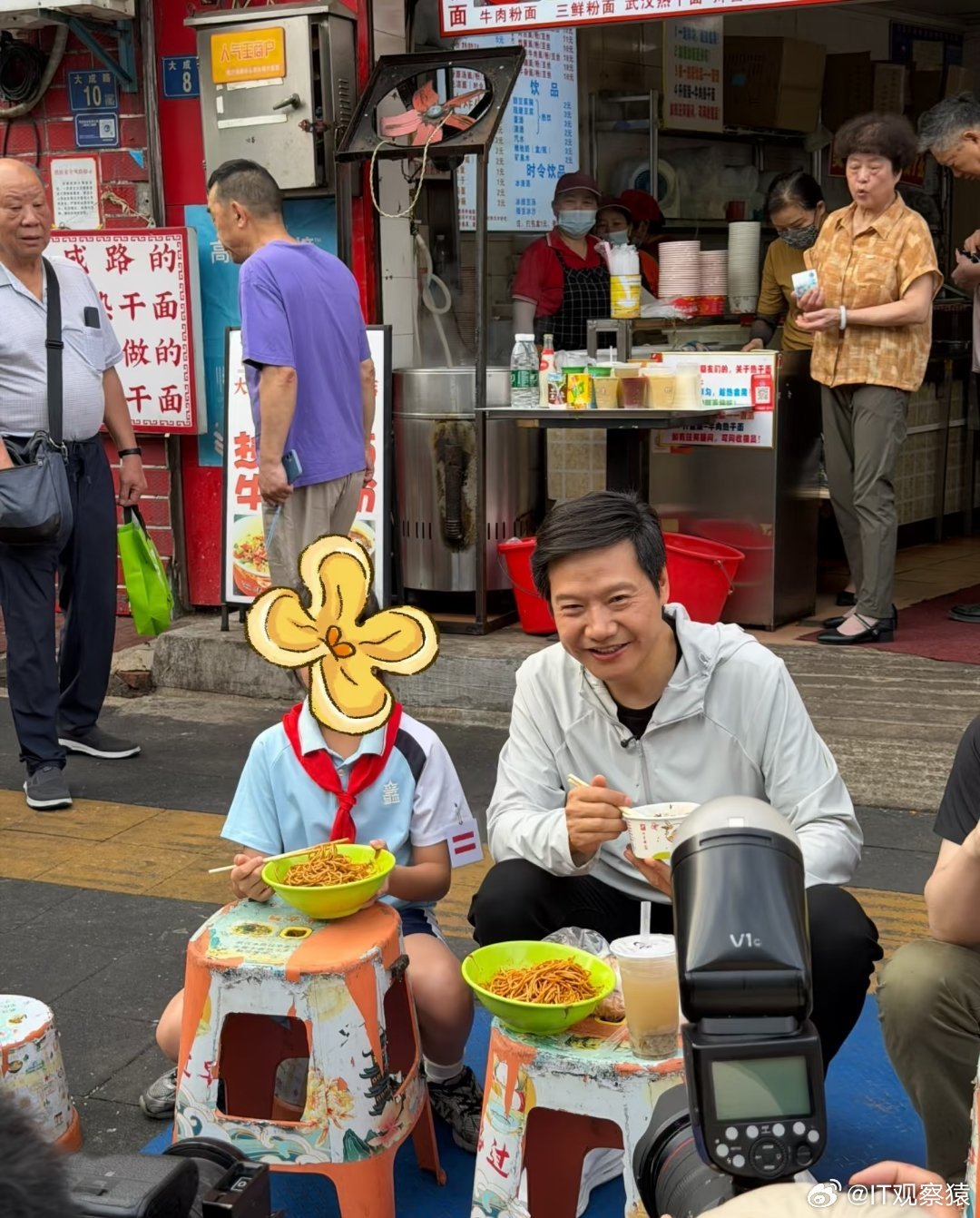 雷军在武汉过早看了下，评论区又在阴阳怪气了，说雷军学黄仁勋接地气吃街头小吃，这些