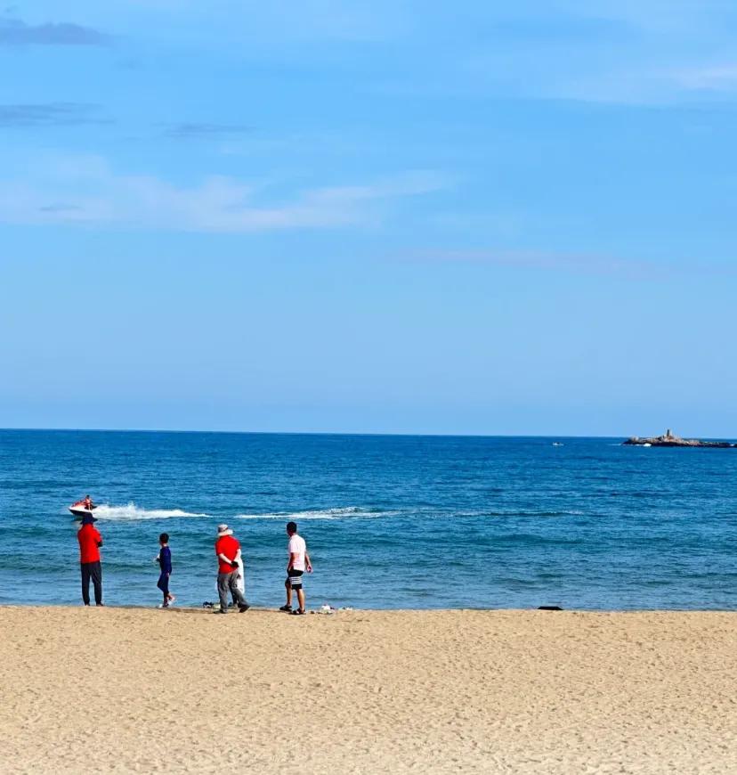 这可能是最后一次因为度假去三亚了，无论三亚湾还是亚龙湾，沙滩太令人失望。万豪门口