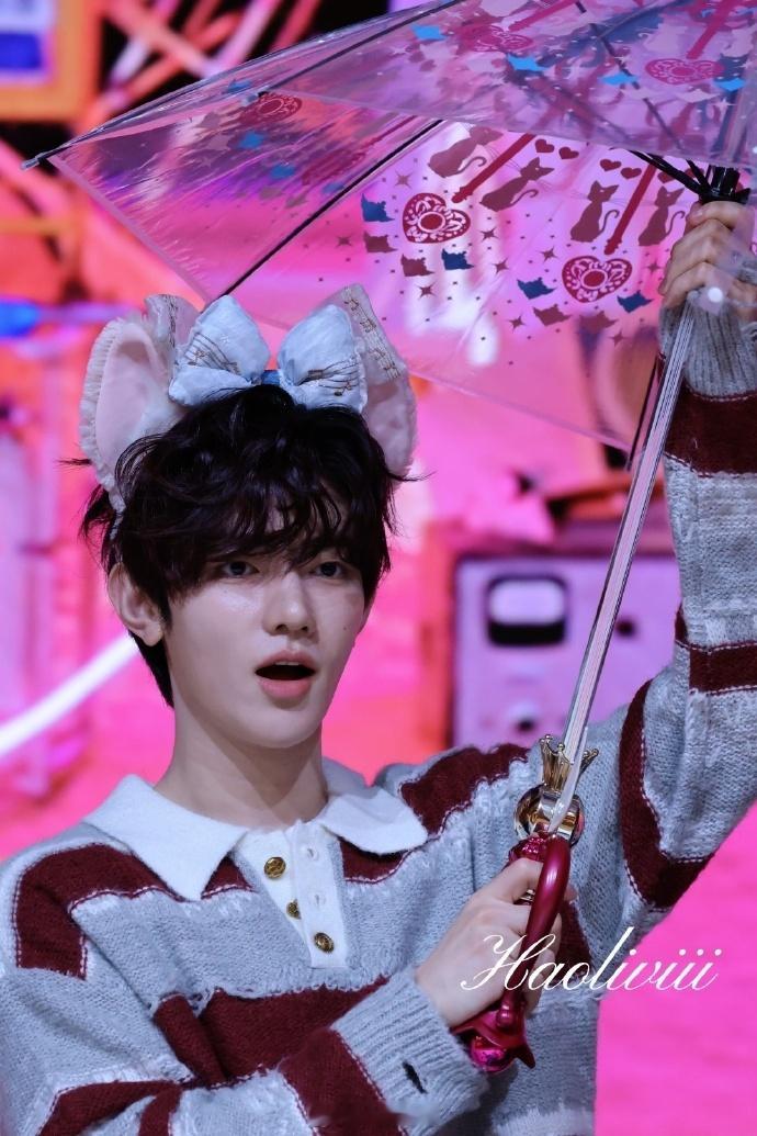 #章昊线下签售嘴叼玫瑰##章昊线下签售玲娜贝儿头箍# 章昊的澳门签售会上，嘴叼玫