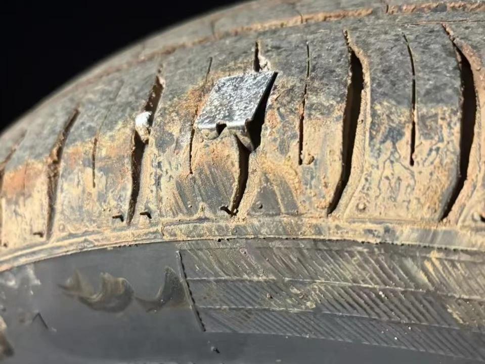昆明长虫山惊现“铁钉阵”，太离谱了！📌
🚨警方一查，原来是14人组团撒钉扎胎