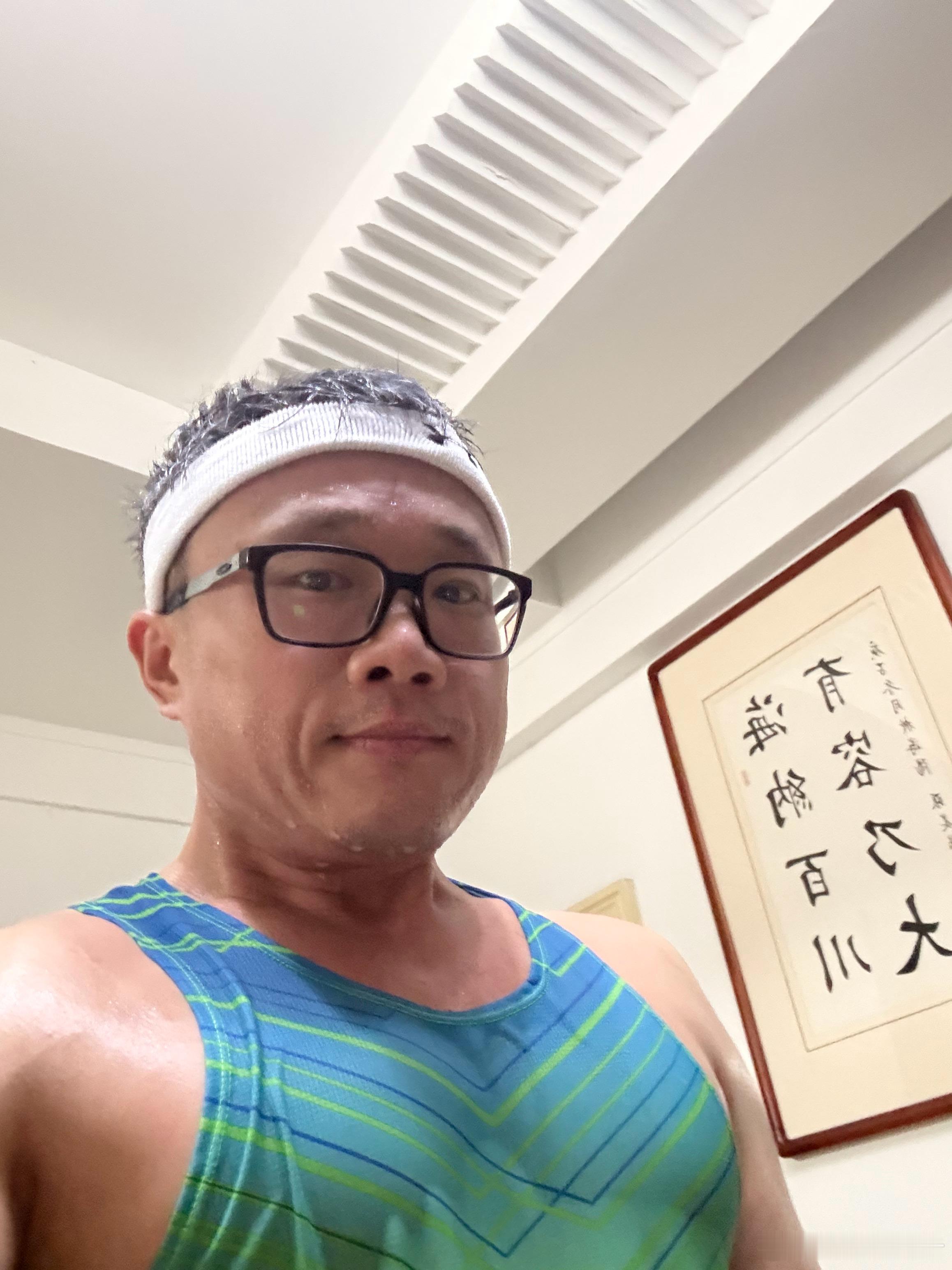 下大雨☔️室内健身打卡 杠铃深蹲➕杠铃硬拉➕杠铃划船半小时，暴汗如雨，通透马年跑