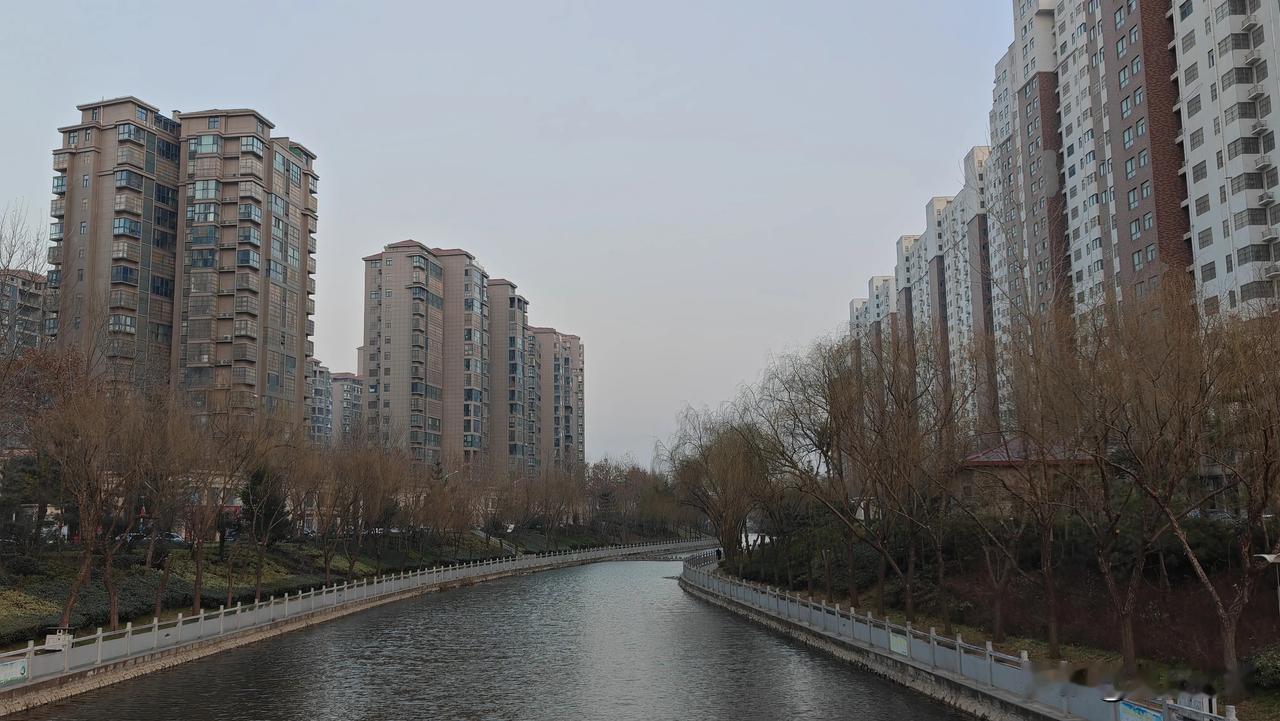 影响房地产市场的重要因素是房价。在我国人口下降，经济疲软，收入递减，供大于求，信