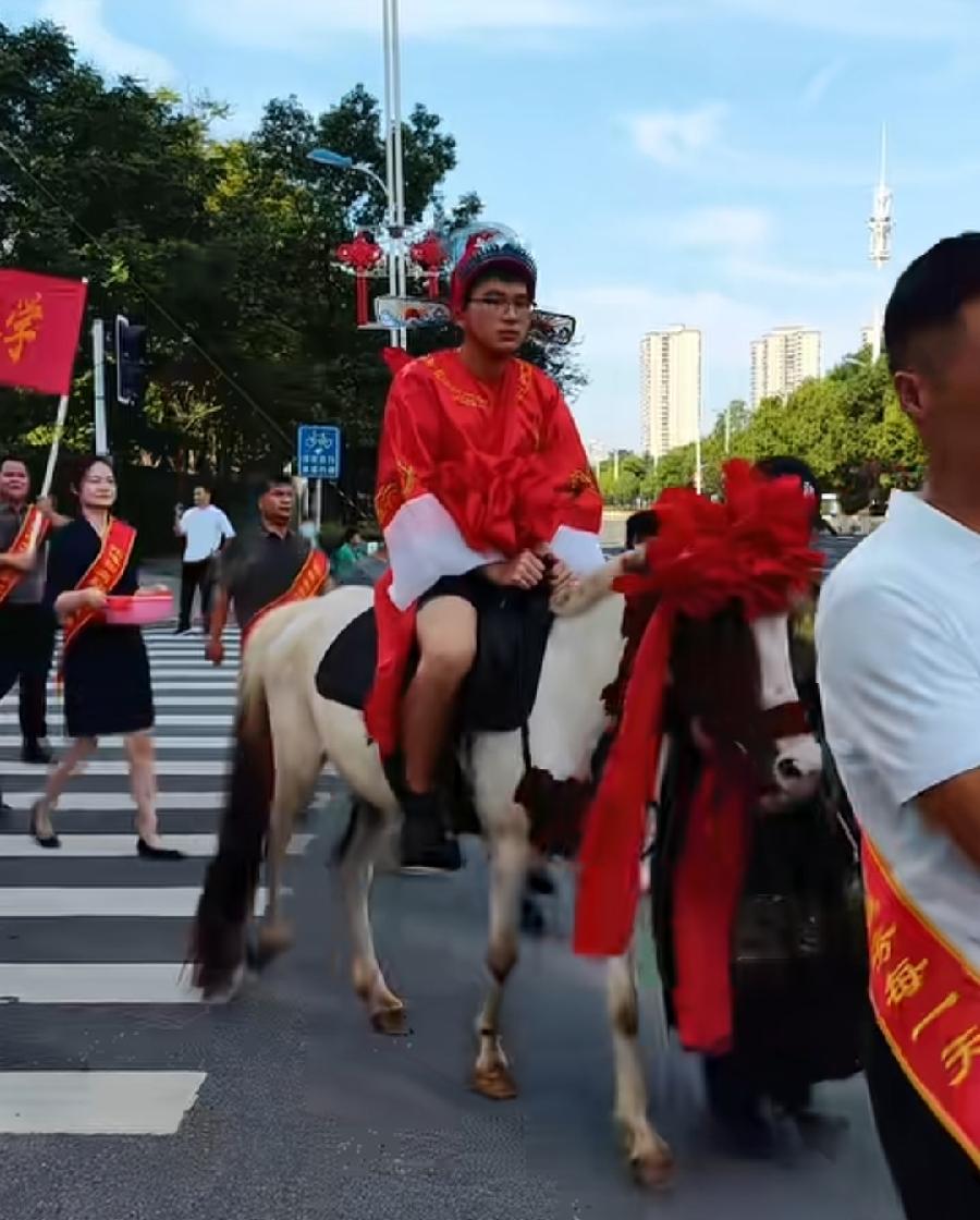 邵阳文思贤考上清华大学，物业公司安排状元巡游，高头大马大红花，锣鼓喧天，横幅展牌