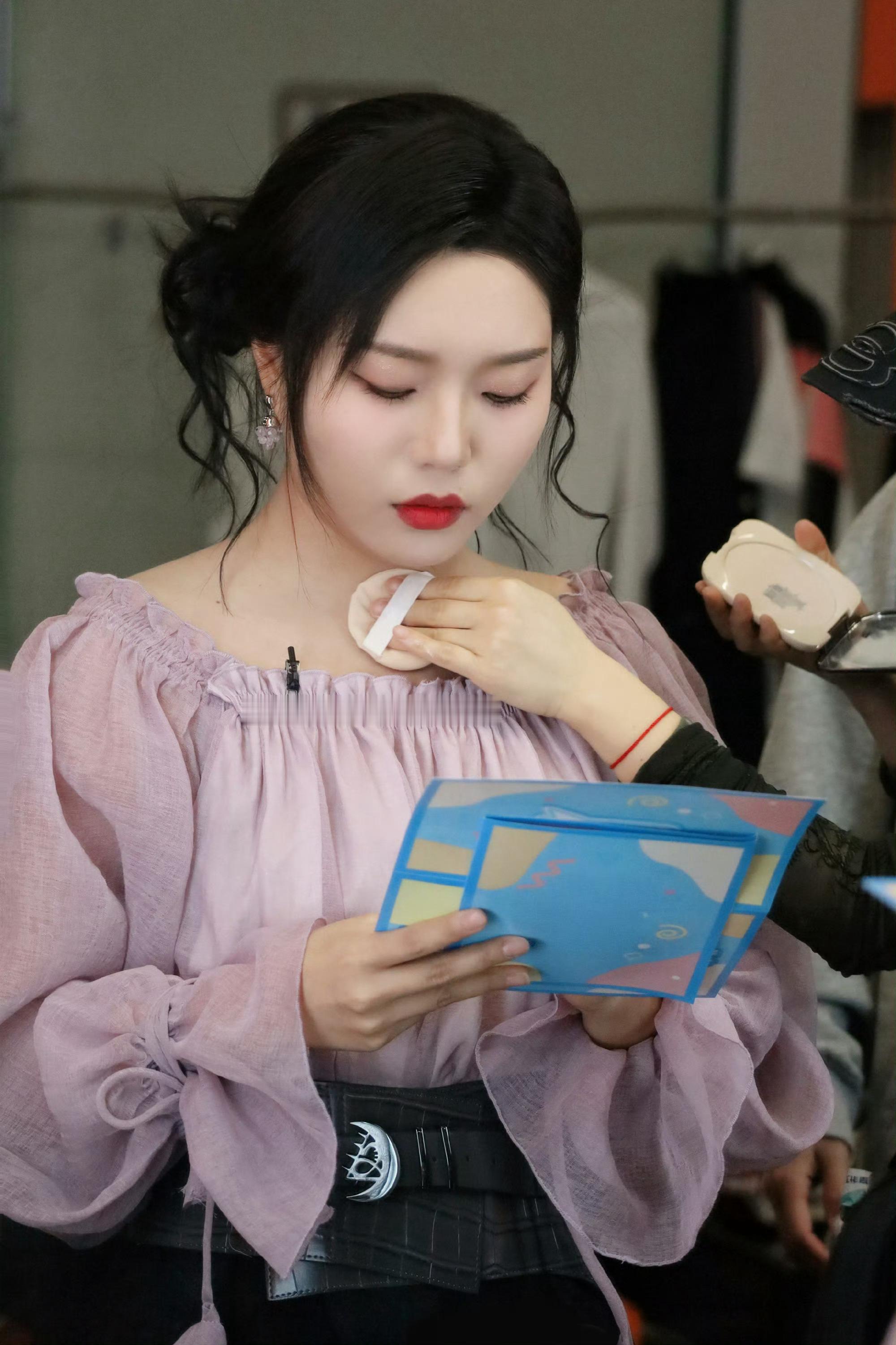 粉粉的李雪琴好好看，怎么这么美萌！要注意保暖哦～ 