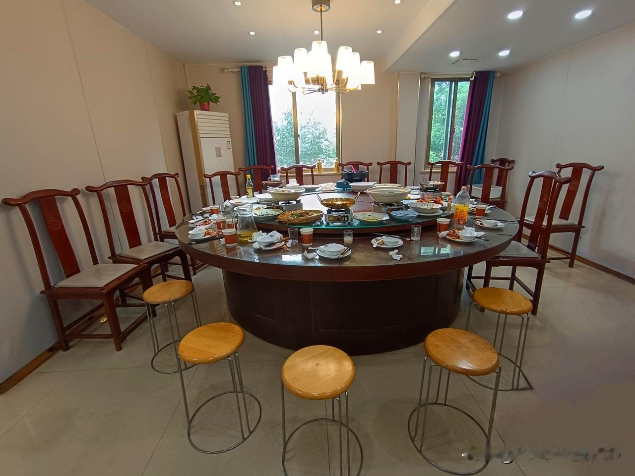 七大姑八大姨，都拜完了。
应是最后一次年宴会了吧?!