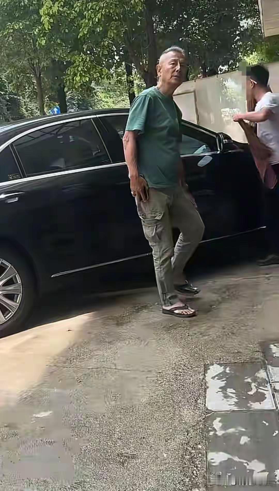 费云帆现在也老了，记忆中那个弹着吉他、为紫菱唱了一夜歌的中年绅士也老了。
现在的
