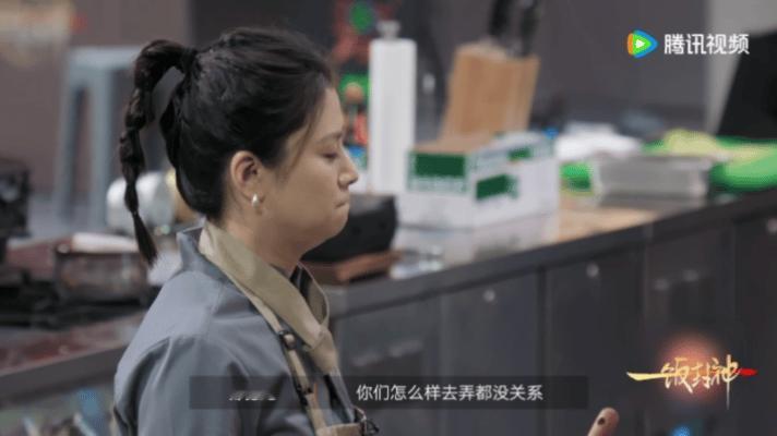 年轻女厨改老师傅经典菜被怼哭  这期《一饭封神》里，邵德龙担心改酱汁影响出餐进度