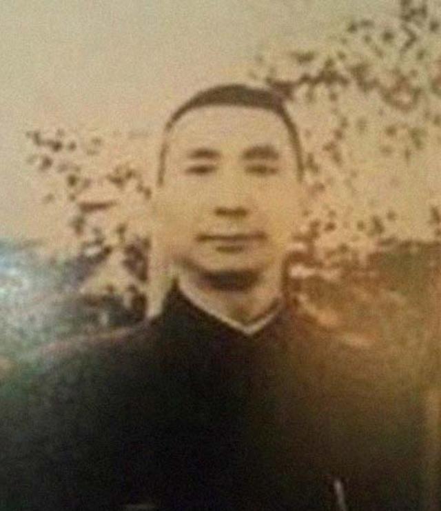 渡江战役中，解放军在芜湖打扫战场时，见几个士兵围坐在一具尸体前大哭，便上前询问，