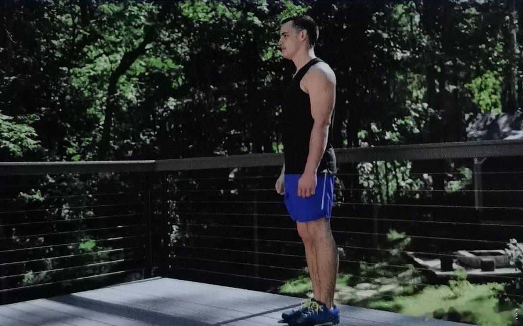 坚持运动打卡直立弓步下蹲直立弓步下蹲是功能性训练热身运动的一项，能锻炼臀部肌、股