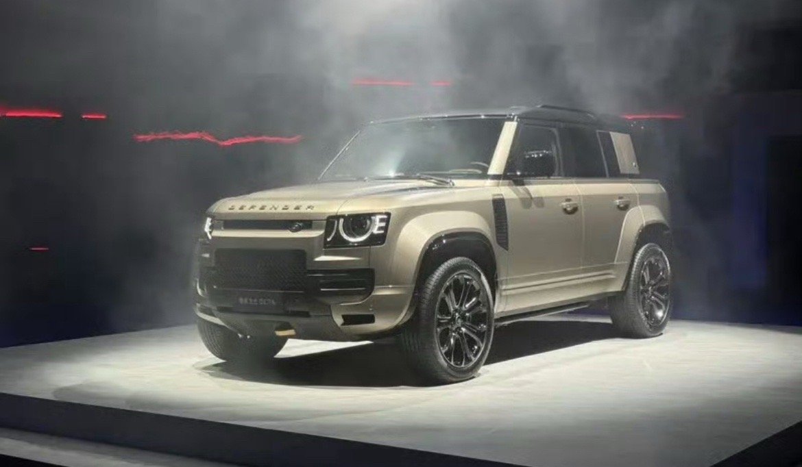 【路虎卫士OCTA中国首秀 搭载4.4T V8轻混系统】作为路虎卫士家族中最强大