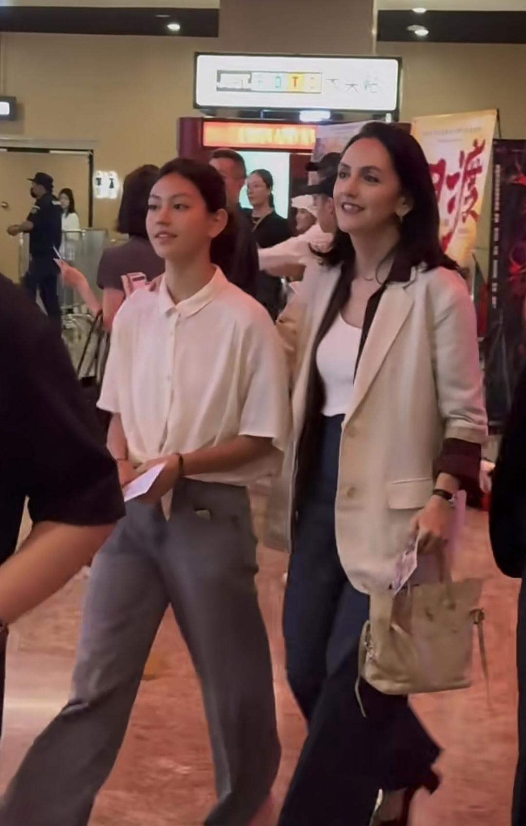 刘烨妻子安娜带女儿刘霓娜参加爸爸的新电影《四渡》首映礼，
霓娜白衬衫配牛仔裤，