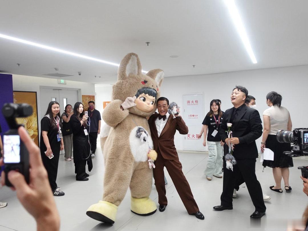 梁家辉演我遇见萌物的样子梁家辉后台疯狂贴贴萌物后台捕捉梁家辉可爱瞬间！遇上巨型毛