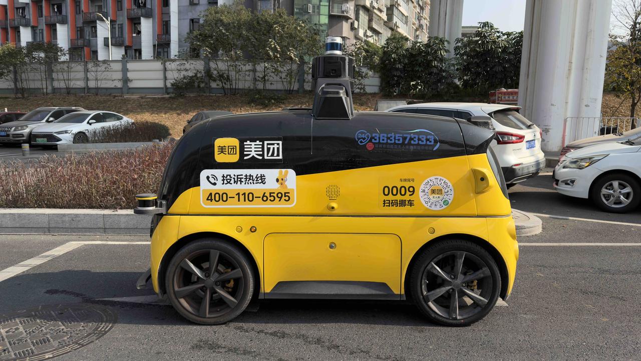 经常在路上遇到美团送货车，采用L4级别自动驾驶技术，会自动等红绿、规划路线等等。