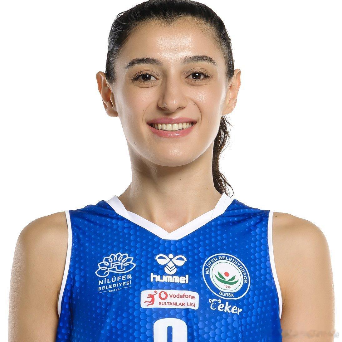 ⚫️🟡 瓦基弗银行仍在寻找新赛季的另一名二传📌 热门人选：布塞.乌纳尔 和 