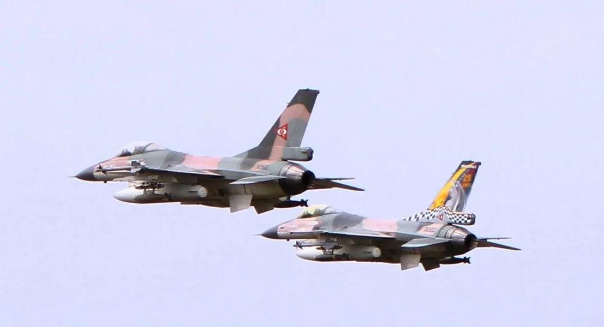 昨天，9 月 4 日，委内瑞拉空军的两架 F-16 战斗机飞越了驱逐舰 USS 