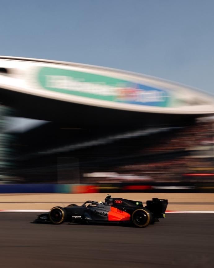 从赛道到街道F1不只是一个比赛，对我来说更像是一场汽车技术的狂欢盛宴，你在这里能