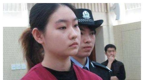 1996年，宋祖英亲手将年仅18岁的保姆送进监狱，判了12年。

那时候的她刚从