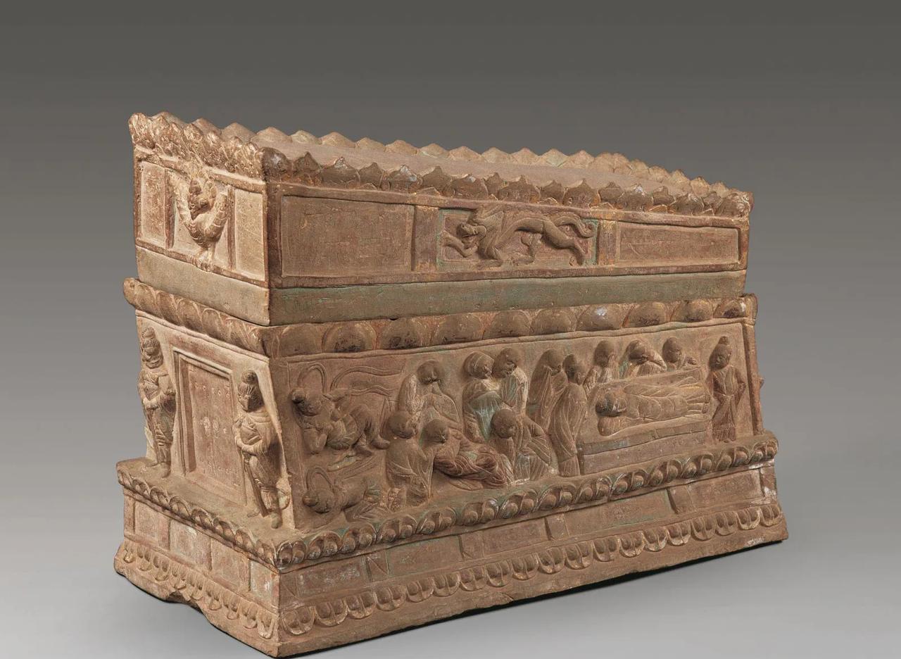 1957年的甘肃灵台县，瓦匠老李挥着锄头挖地基，金属碰撞硬物的脆响突然传来。
