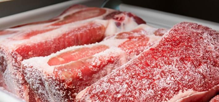 这一大段文字里有不少有意思的观点呢。先说处理冻肉这事儿，就像挑对象似的，得仔细看