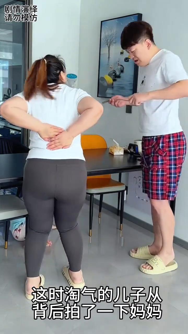 淘气的儿子拍妈妈却坑了爸爸，这一幕真的太有才了。
女子正在吃东西，这时淘气的儿子