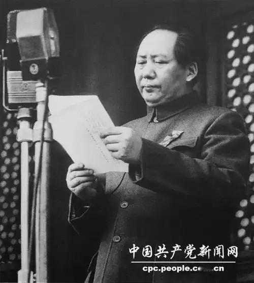 1949年9月30日，毛泽东以575票当选主席，距离“满票”缺了一票，周恩向毛主