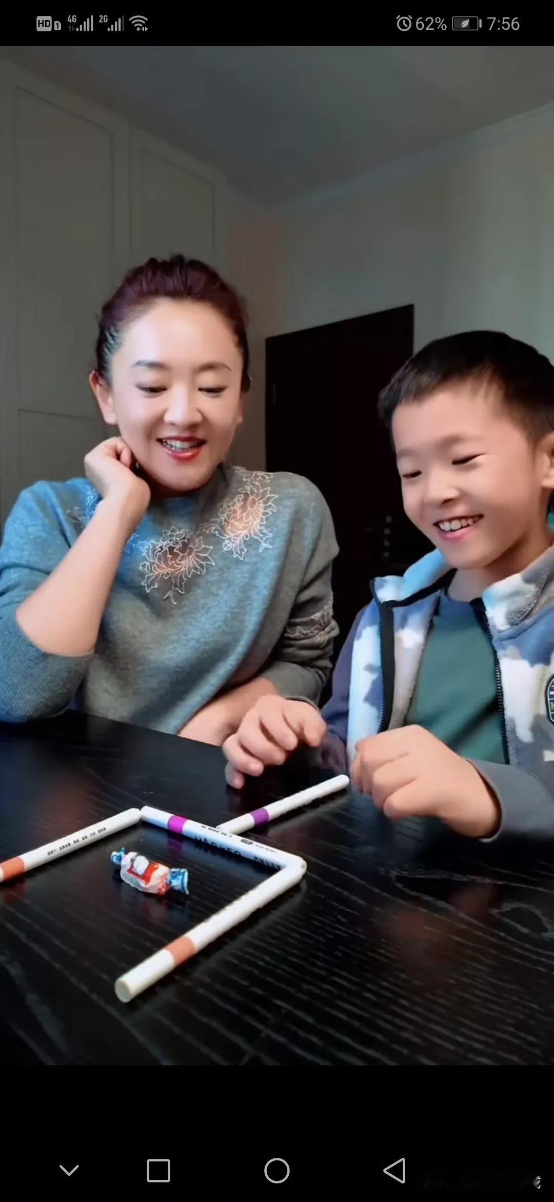 谁说名人隐私保密？？看看人家月亮姐姐也是央视少儿频道的知名主持人，在自己的抖音上