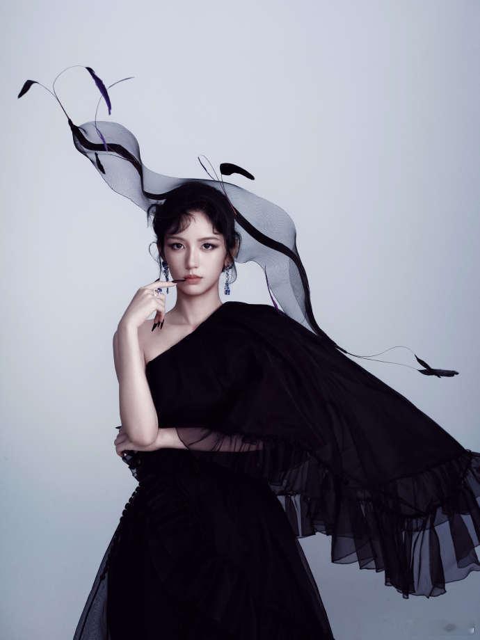周也魔法女巫周也每次亮相都能稳稳让人眼前一亮，这次的魔法女巫look更是惊喜感十
