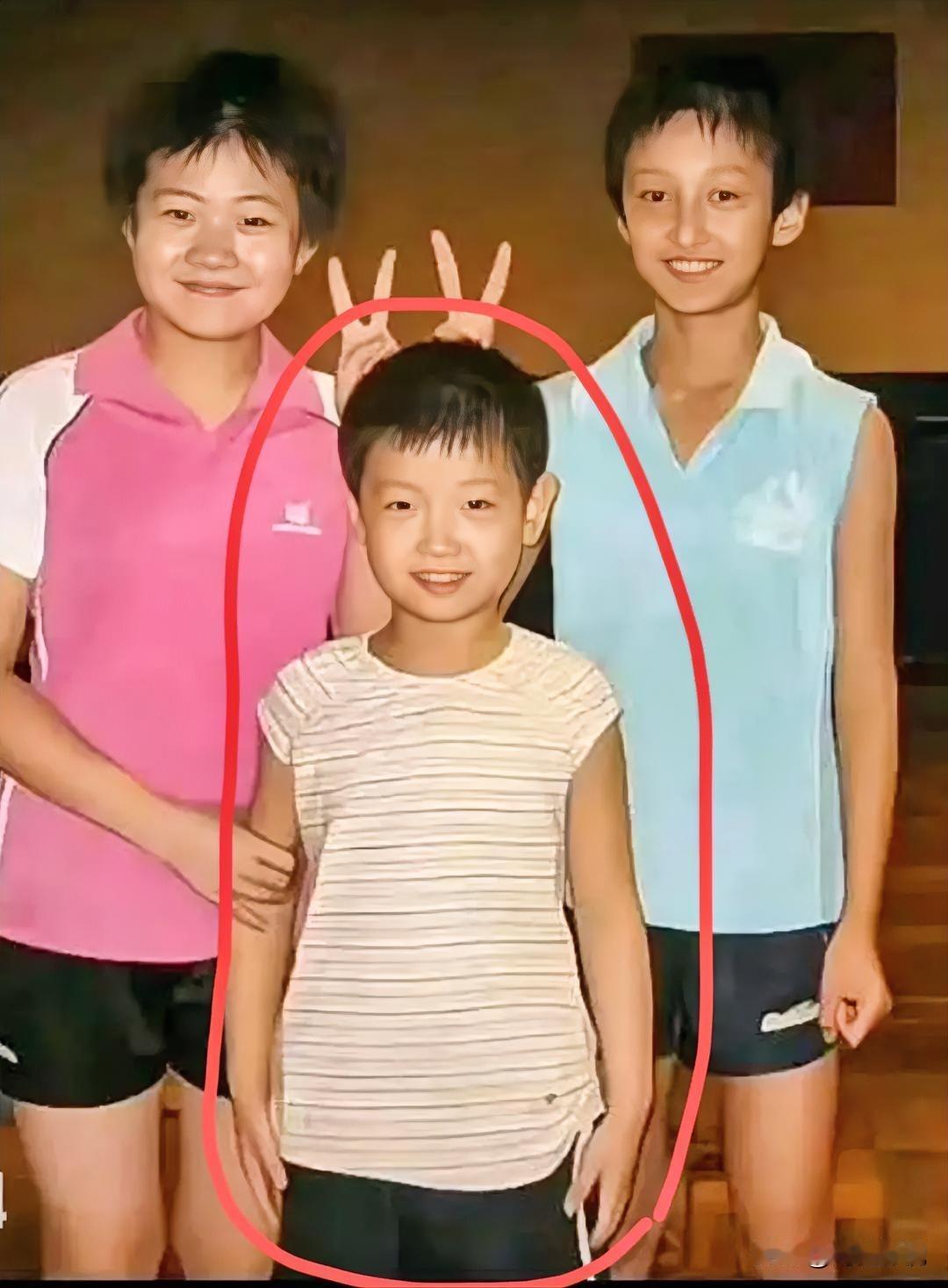 谁成想，这个长相清秀的小女孩儿如今在乒乓界稳坐女单年终世界第一的宝座。看她小时候