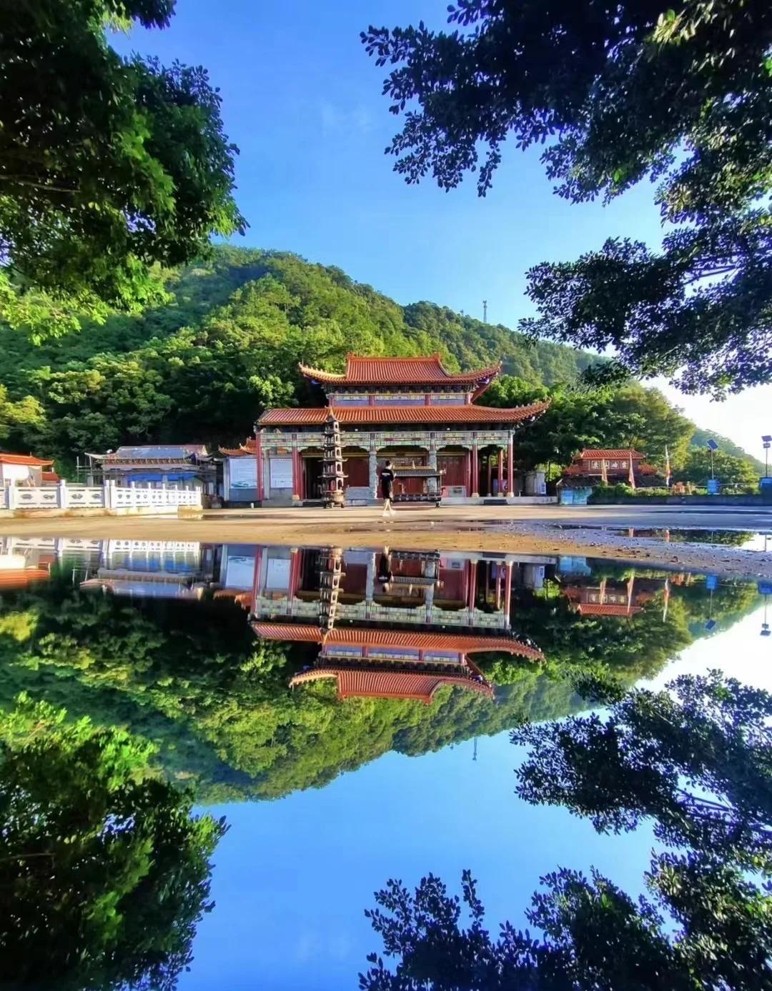 清平乐 · 消夏八仙山

林杪风峭，翠嶂环池沼。飞阁凌虚云影绕，消尽溽炎烦扰。