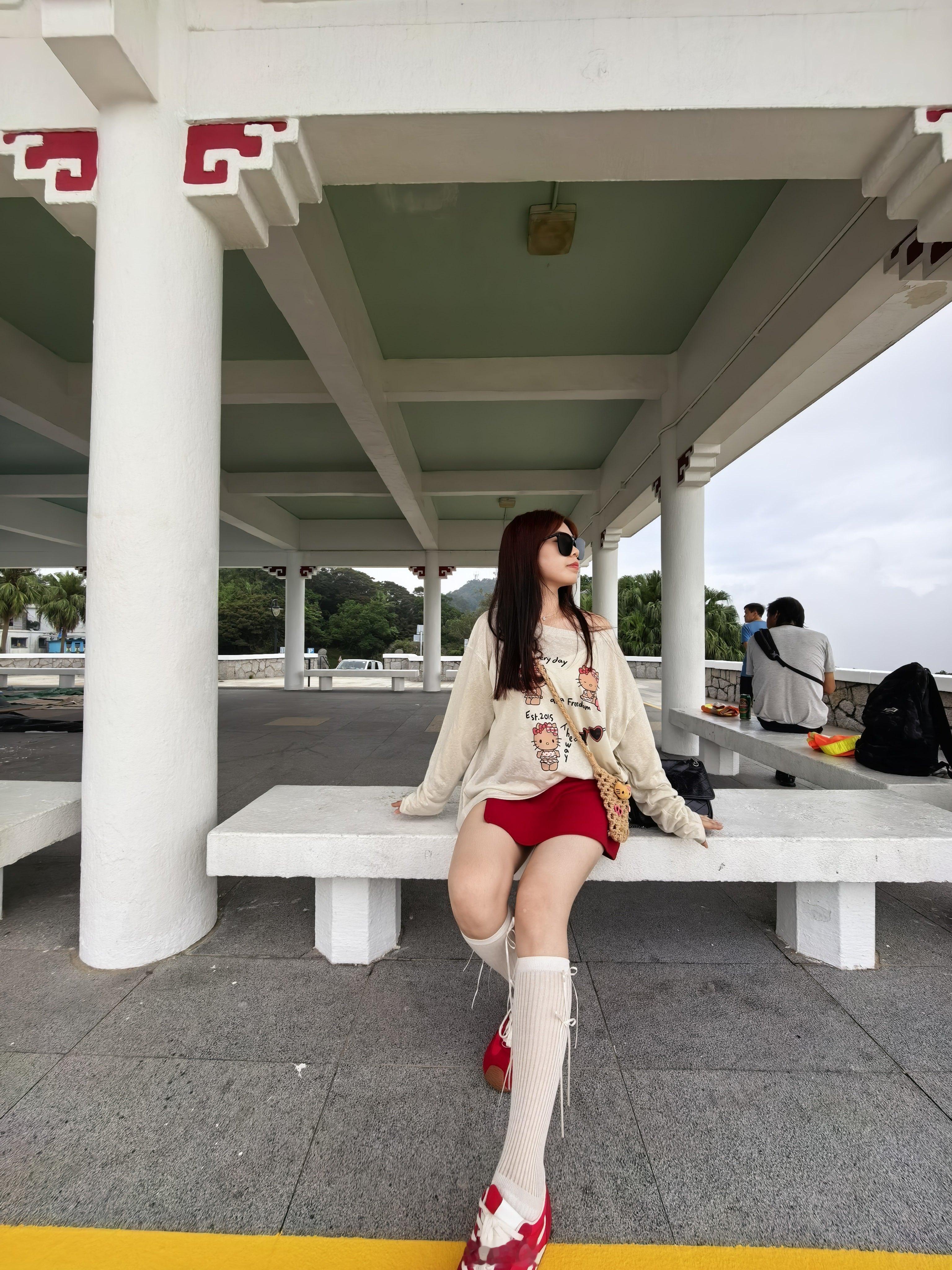 爬到山顶了，累死了腿如果这么长就好了 香港·太平山顶