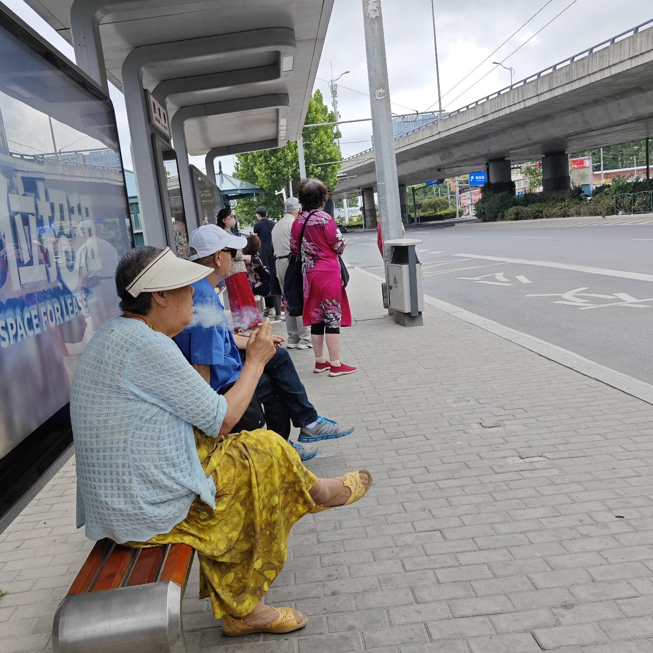 友友们各抒己见，大多都是倾向于高铁站台应该禁烟。
其实，何止高铁站台应该禁烟，各
