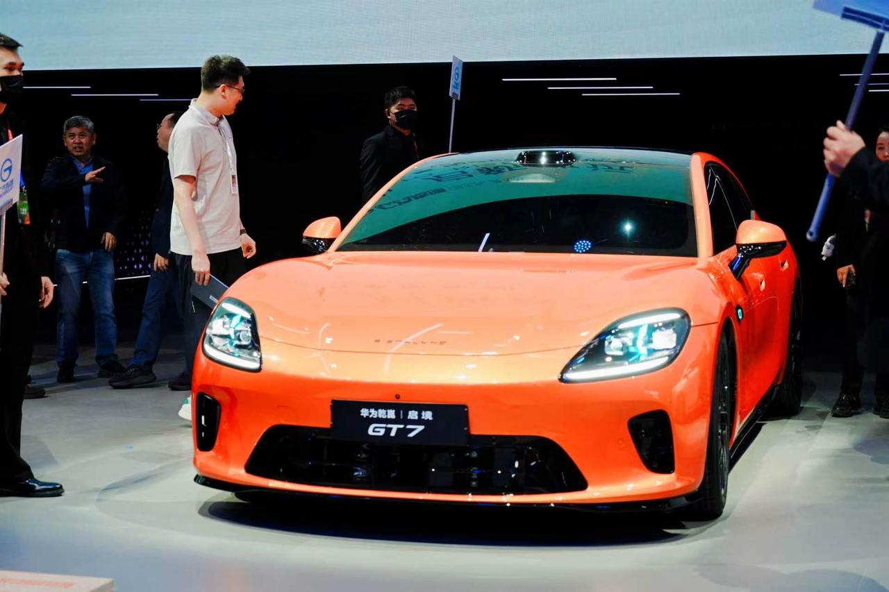 现在的车企都在卷参数，广汽却在卷“生活方式”。逛了一圈广汽展台，最大的感受是：他