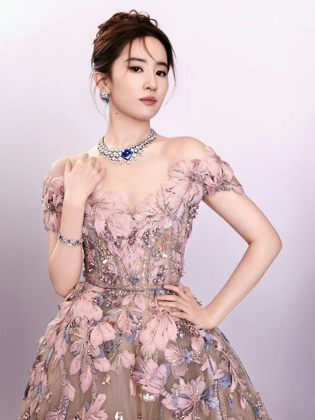 刘亦菲身着Elie Saab 2023秋冬高定礼服，佩戴BVLGARI高级珠宝出