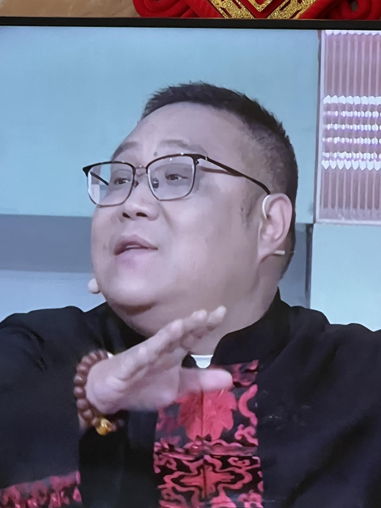 不知这位是什么专家还是学者，在
中央台的几个频道中经常见到他。
什么讲座、什么杂
