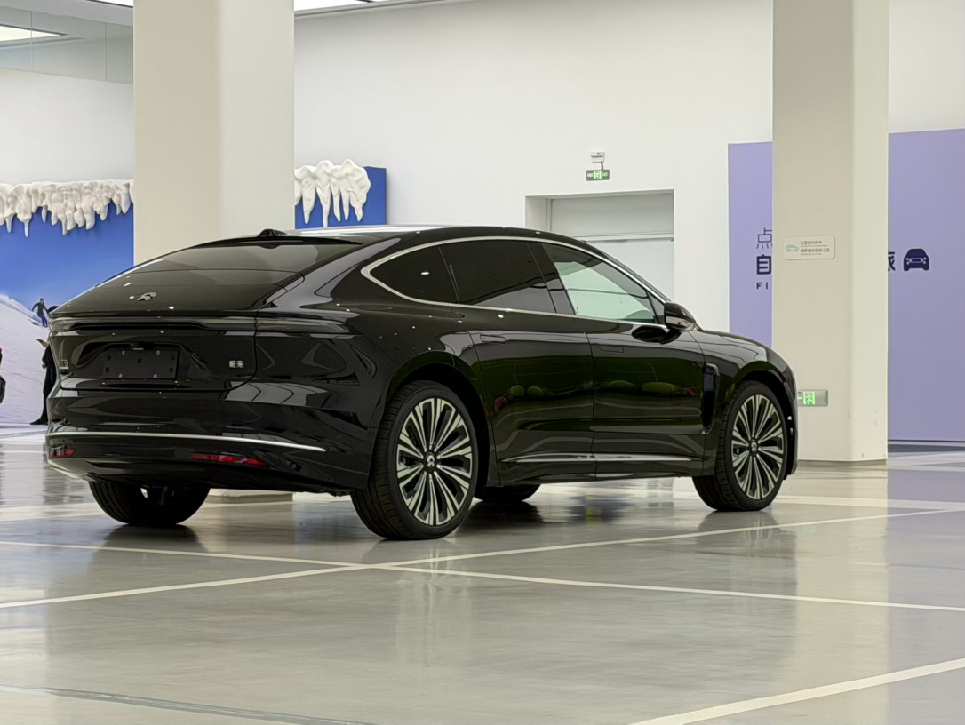 在蔚来店里看了 ES9，真是好车。不过我个人也更加心仪 ET9 了（要是加上 L