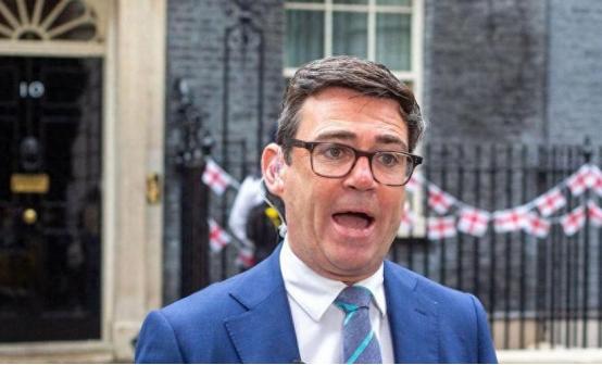 英国新首相就职后拨出的首通电话，打给了泽连斯基，并强调英国支持乌克兰的立场“不会