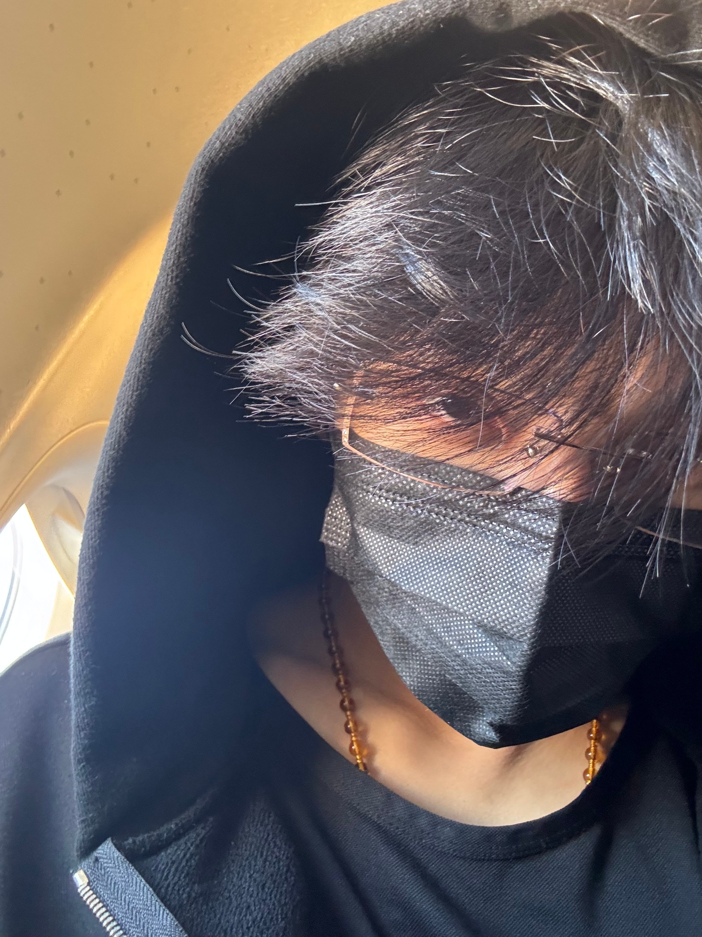 我怀疑五金男脖子上戴的是妈妈和姐姐给他去庙里求来的 ​​​